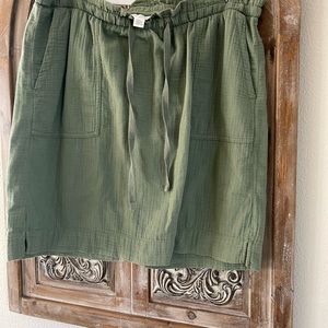 Linen skirt with tie at waist.